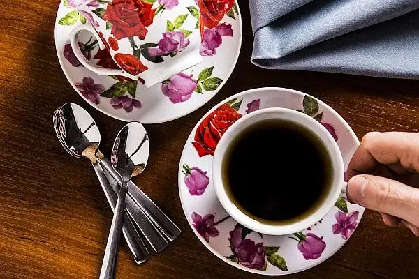 Jak podawać herbatę: unikaj tych błędów i zachwyć gości