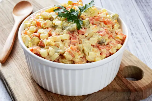 Ile sałatka może stać w lodówce? Sprawdź, zanim się zepsuje!