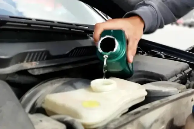 Es malo que el aceite de motor huela a gasolina: riesgos y soluciones