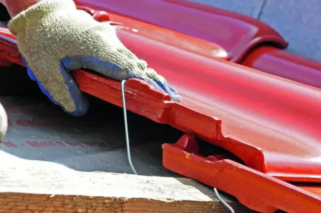 Czy dachówki się przykręca? Poznaj metody mocowania i zalecenia.