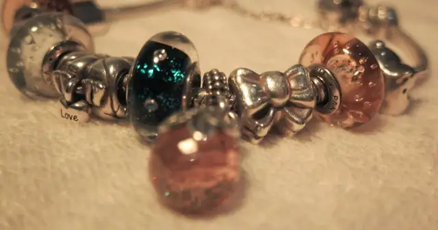 Jaki rozmiar bransoletki Pandora? Uniknij błędnego wyboru rozmiaru