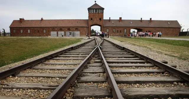 Kto wybudował Auschwitz? Historia architektów i ich wpływ na obozowy krajobraz