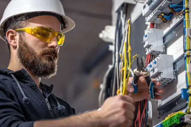 Ile zarabia elektryk na kopalni? Zaskakujące fakty o wynagrodzeniach