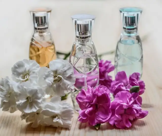 Najlepsze perfumy damskie na lato: świeże i trwałe zapachy 2023