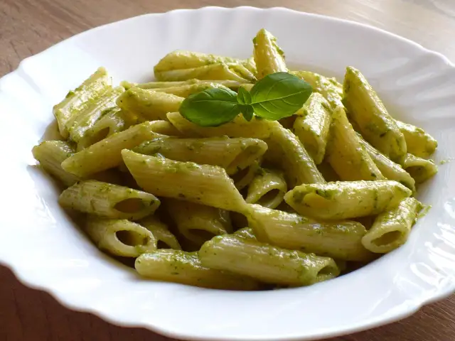 Prosty przepis na makaron penne z pesto – jak uniknąć błędów i zaskoczyć smakiem
