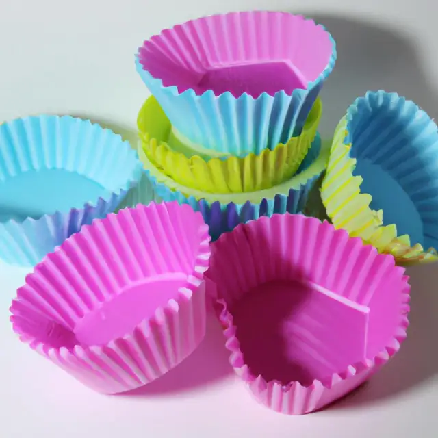 Ile piec babeczki w silikonowych foremkach, aby były idealne?