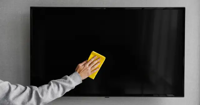 Jak skutecznie umyć telewizor, unikając uszkodzeń ekranu?