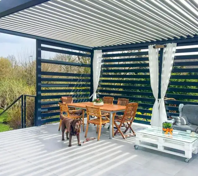 Skuteczne sposoby osłonięcia boków tarasu przed deszczem i wiatrem