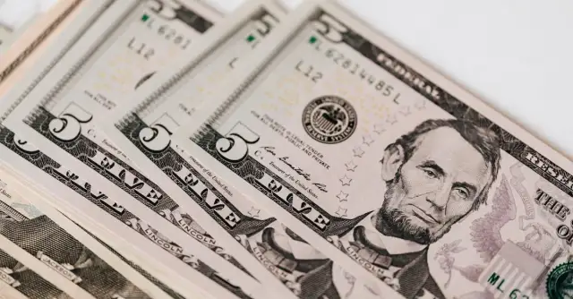 Jak filmy o finansach kształtują nasze podejście do pieniędzy?