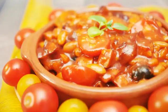 Fasolka w sosie pomidorowym z puszki z czym jeść – najlepsze pomysły na dania