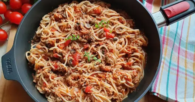 Prosty przepis na spaghetti z mięsem mielonym i pieczarkami, który zachwyci