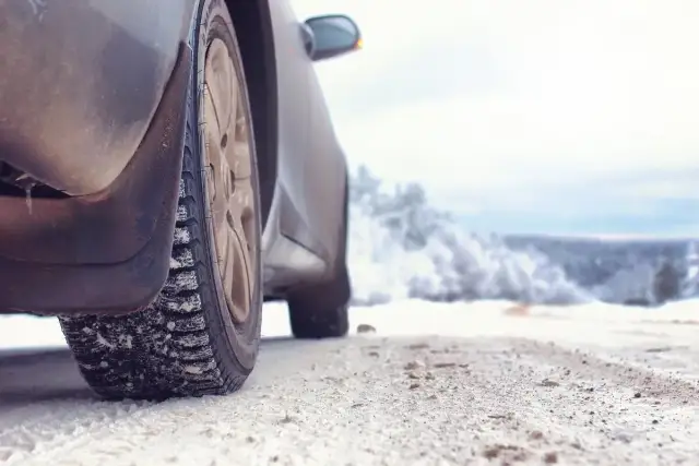 Kiedy zmienić opony na letnie? Uniknij mandatu i niebezpieczeństw na drodze!