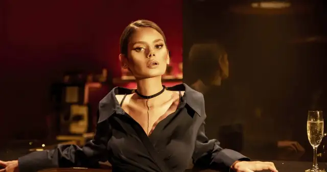 Czarna obroża na szyję znaczenie: odkryj jej zaskakującą historię