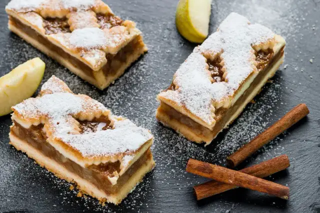 Na czym smażyć jabłka do szarlotki, by uzyskać idealny smak?