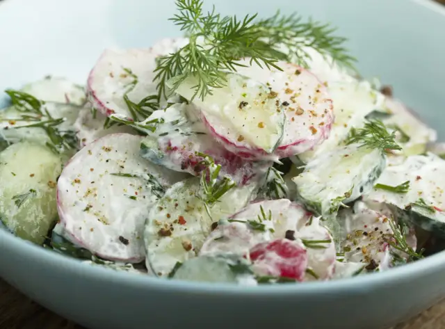 Jaką surówkę do zrazów wieprzowych wybrać, by zachwycić gości?