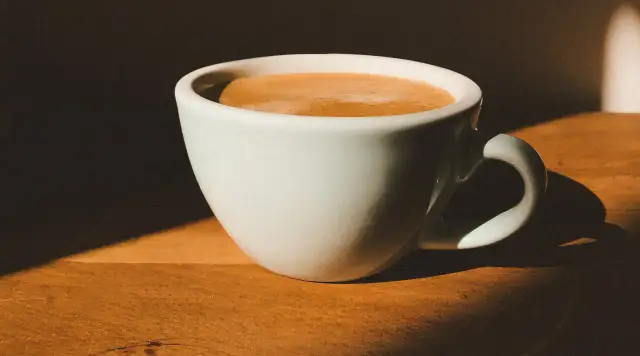 Ile kofeiny jest w szklance kawy? Sprawdź, jak wpływa na organizm