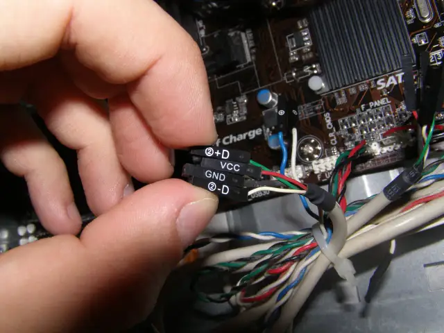 Jak podłączyć kable do płyty głównej Gigabyte bez zbędnych problemów