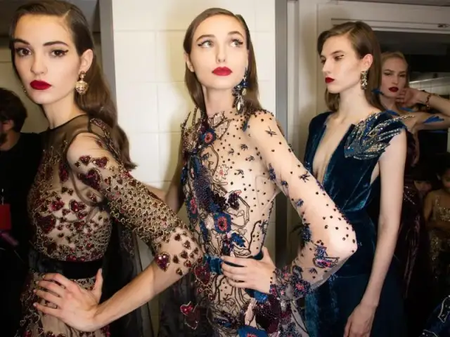 Modne sukienki na sylwestra: trendy, kolory i fasony, które zachwycą