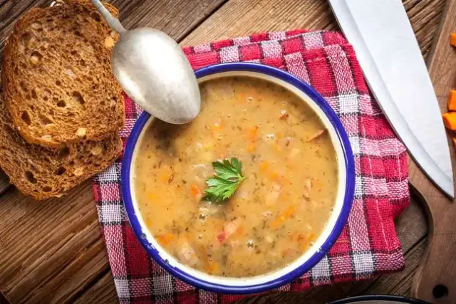 Ile kalorii ma grochówka? Zaskakujące różnice w kaloryczności!