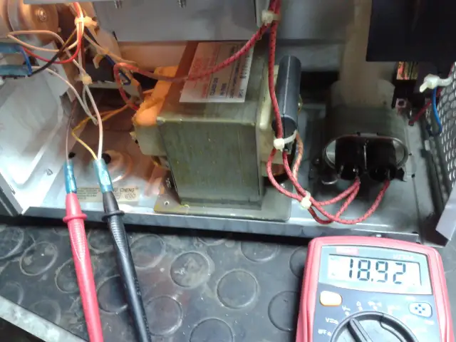 Mikrofalówka nie grzeje? Skuteczne sposoby naprawy w domu