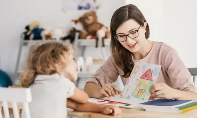 Terapia dla rodziców i dzieci: kiedy zgłosić się po pomoc specjalisty?