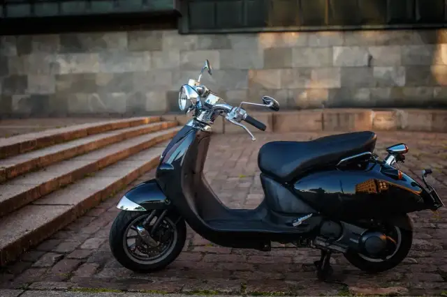 Czy na motorower trzeba mieć prawo jazdy? Poznaj aktualne przepisy i wymogi