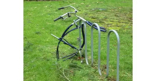 Jak przypiąć rower do stojaka, aby uniknąć kradzieży i cieszyć się bezpieczeństwem