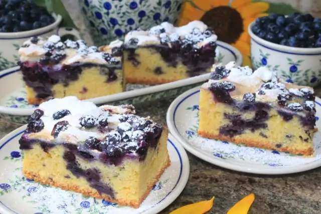 Pyszny przepis na ciasto ucierane z borówkami, które oczaruje wszystkich