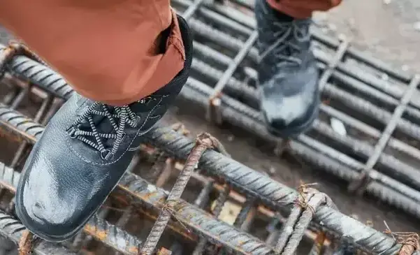 Jakie buty na budowę wybrać, by zapewnić sobie maksymalne bezpieczeństwo?