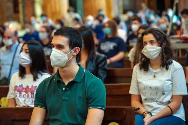 Co się dzieje podczas mszy? Kluczowe elementy i ich znaczenie