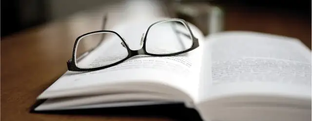 Jakie okulary odmładzają? Odkryj style, które dodają młodości