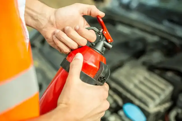 Gdzie zalegalizować gaśnicę? Sprawdź najtańsze opcje w Polsce