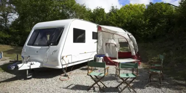 Przyczepa kempingowa jakie uprawnienia? Sprawdź, co musisz wiedzieć