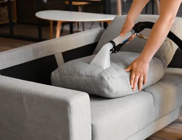 Jak wyczyścić kanapę parownicą i pozbyć się trudnych plam