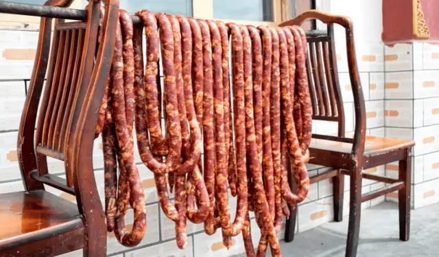Jak suszyć kiełbasę w domu - skuteczne metody i porady