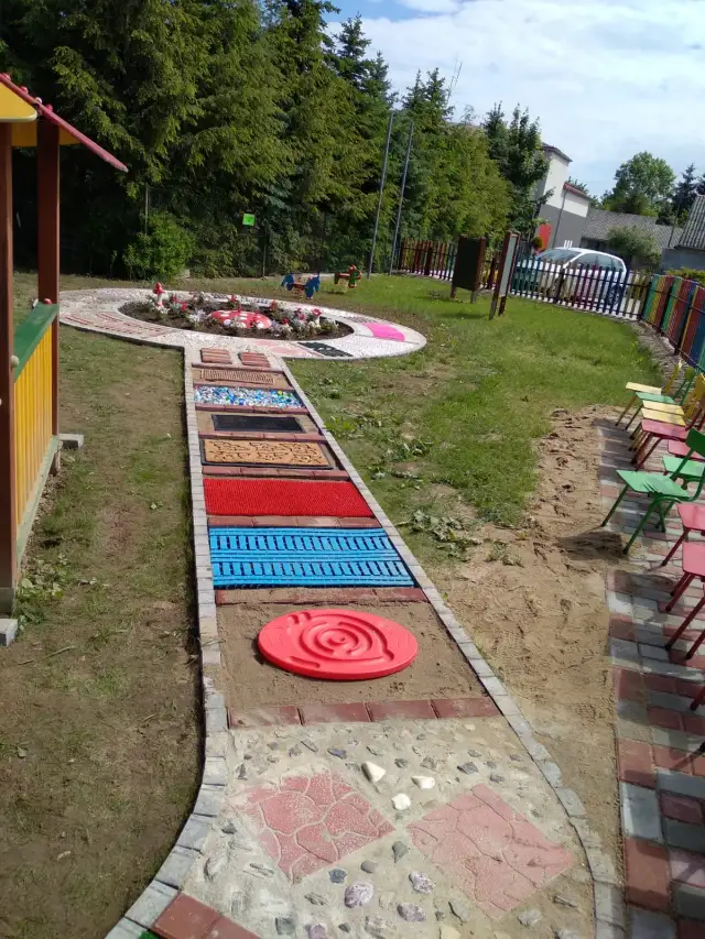 Ścieżka sensoryczna w przedszkolu: magiczny świat rozwoju dziecka