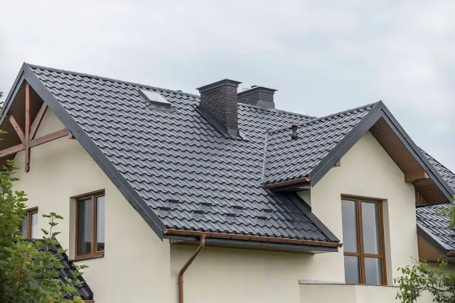 Obróbki blacharskie dach – kluczowe informacje, rodzaje i koszty montażu