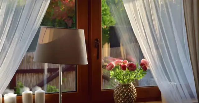 Jakie firanki do salonu aranżacje, które zachwycą i odmieni przestrzeń