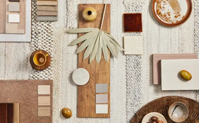 Jakie dodatki do brązowych mebli sprawią, że wnętrze ożyje?
