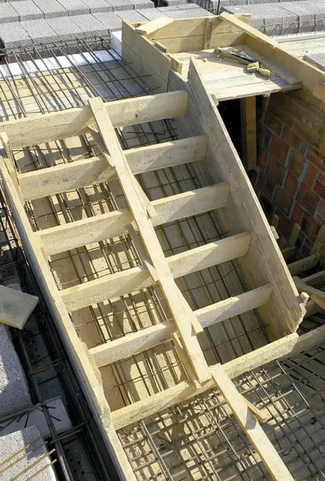 Schody zewnętrzne bez pozwolenia? Dowiedz się, kiedy można je zbudować legalnie