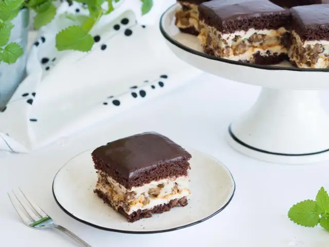 Pyszny przepis na ciasto marysieńka z wiśniami, które zachwyci każdego