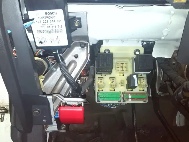 Gdzie jest sterownik centralnego zamka Volvo V70 i jak go znaleźć?