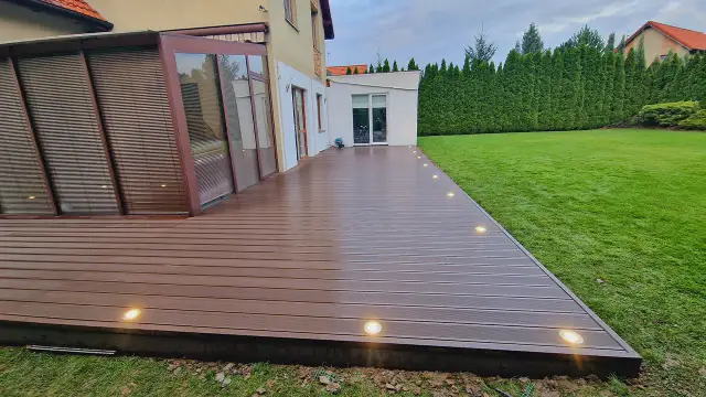 Ile kosztuje budowa tarasu przez firmę w 2025? Analiza czynników