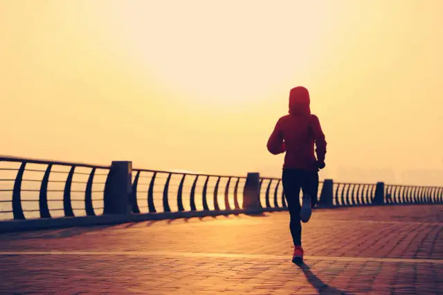 Kiedy biegać rano czy wieczorem? Odkryj najlepszy czas na trening