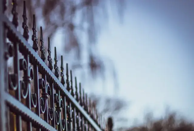 Czyszczenie elewacji i ogrodzeń. Jak to zrobić skutecznie?