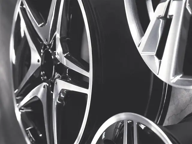 Jak sprawdzić rok produkcji felgi i uniknąć niezgodności z autem