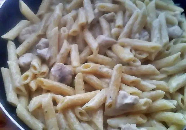 Penne z kurczakiem w sosie serowym – łatwy przepis na pyszne danie
