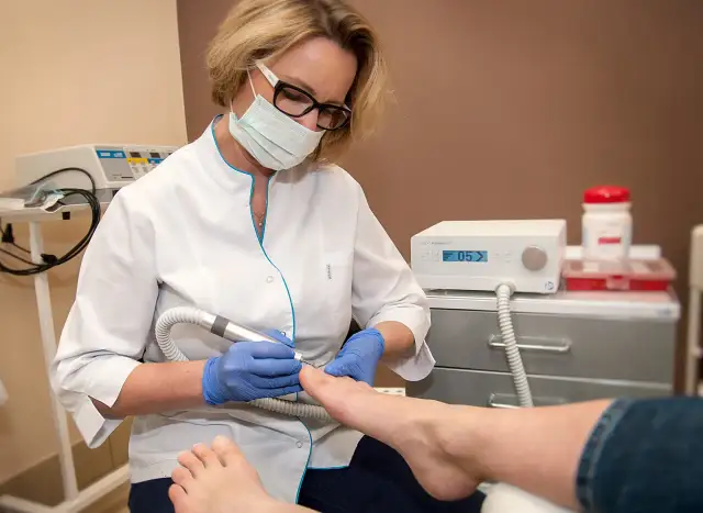 Czy podolog to lekarz? Różnice, kwalifikacje i kiedy warto się do niego udać