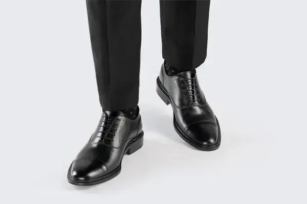 Jakie buty do czarnego garnituru – unikaj najczęstszych błędów