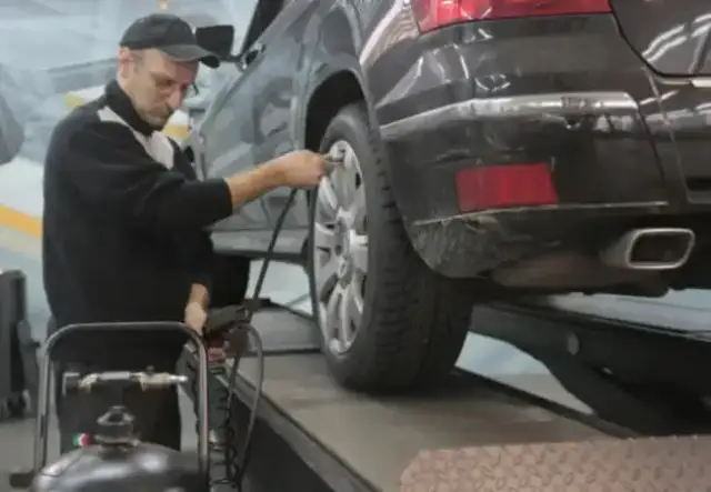 Ile zarabia diagnosta samochodowy? Fakty o zarobkach i warunkach pracy